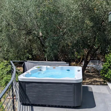 Vakantiehuis Taggiasca- Nel Con Terrazza E Jacuzzi Privata *